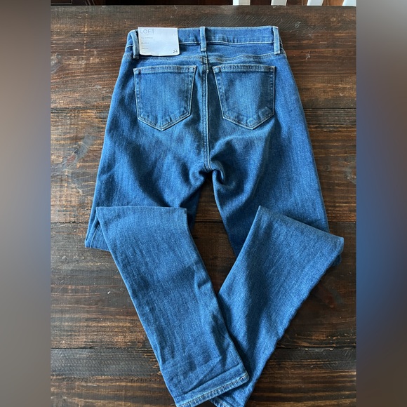 Petite Super Soft Girlfriend Jeans in Bright Mid Indigo Wash. NWT - Picture 7 of 9